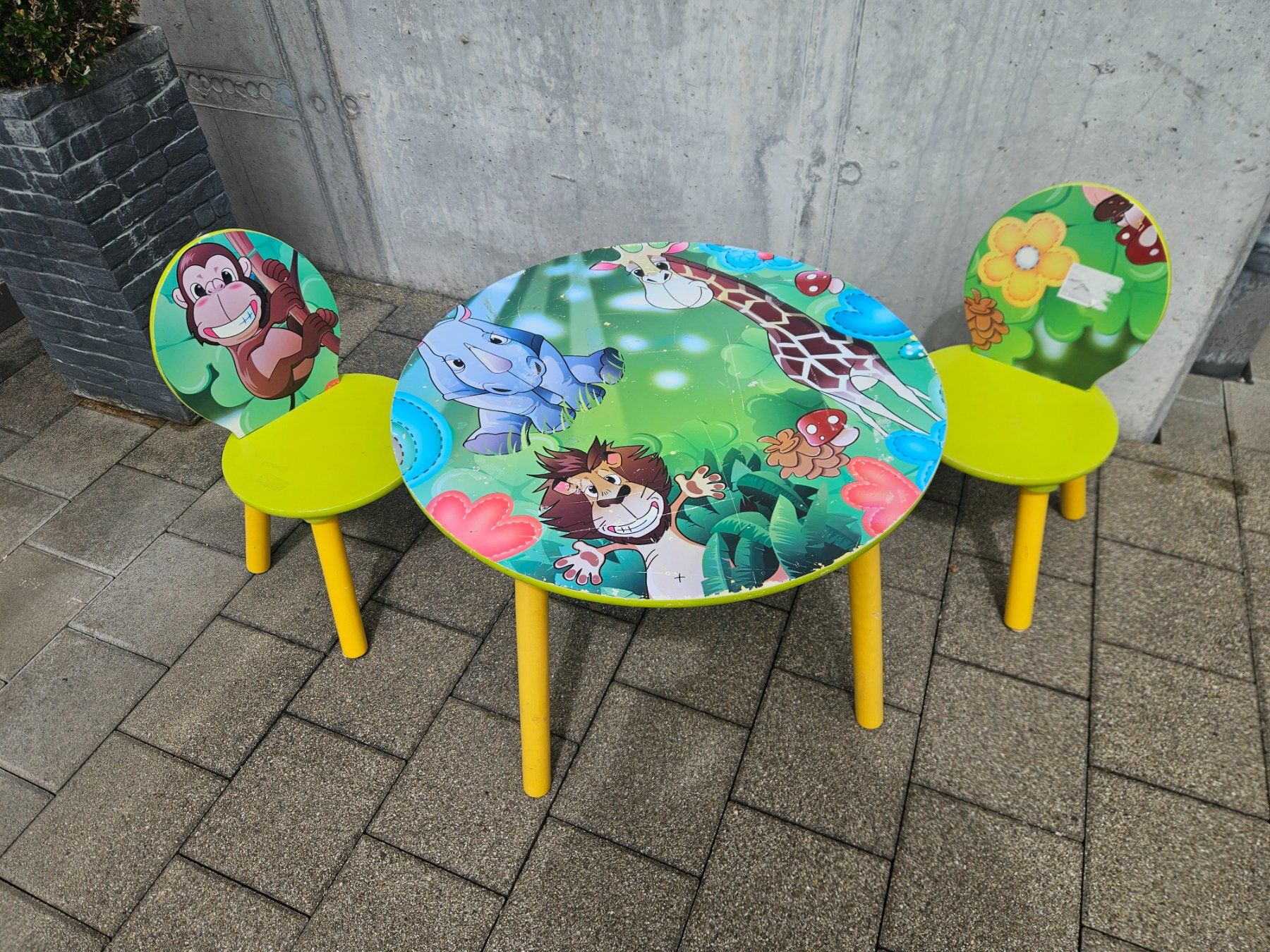 Set di tavolo e panche: Kindertisch & 2 Stühle – Usato da Kollbrunn venduto da tsrg2013