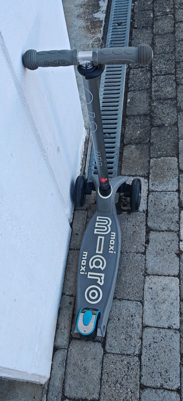 Micro Kickboard: Micro Maxi Roller grau gebraucht Kinderroller – Usato da Seon venduto da Rambo811 1