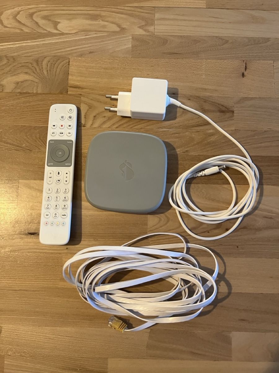 Swisscom Telecomandi: Swisscom Box 2.0 avec télécommande et câbles - Comme neuf! – Usato da Le Pâquier-Montbarry venduto da Xilo