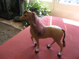 hellbraunes Pferd zum Spielen inkl. rosa Barbie Sattel