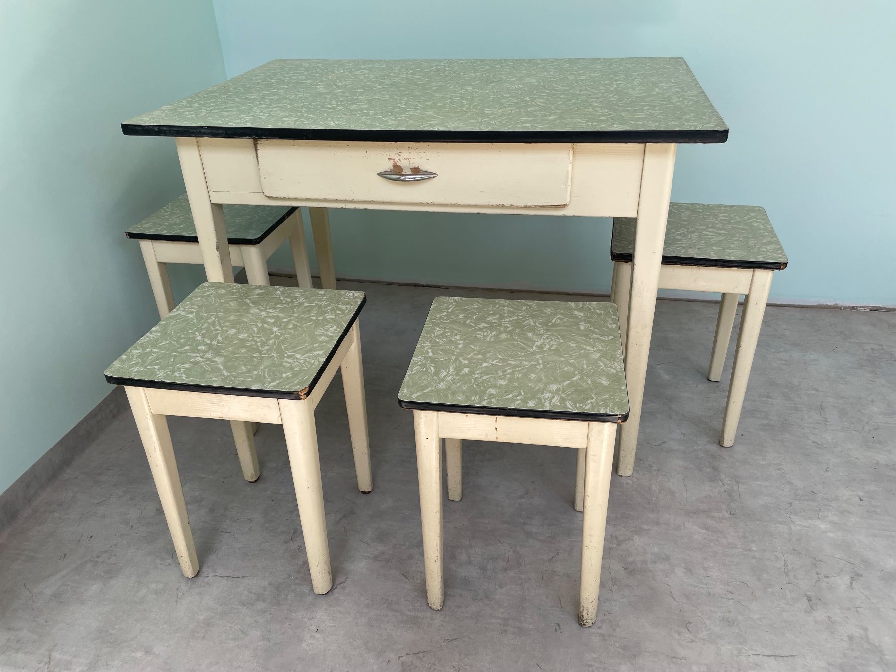Set di tavolo e panche: Küchentisch mit 4 Taburettli 60er-Jahre – Usato da Biel/Bienne venduto da Rothar