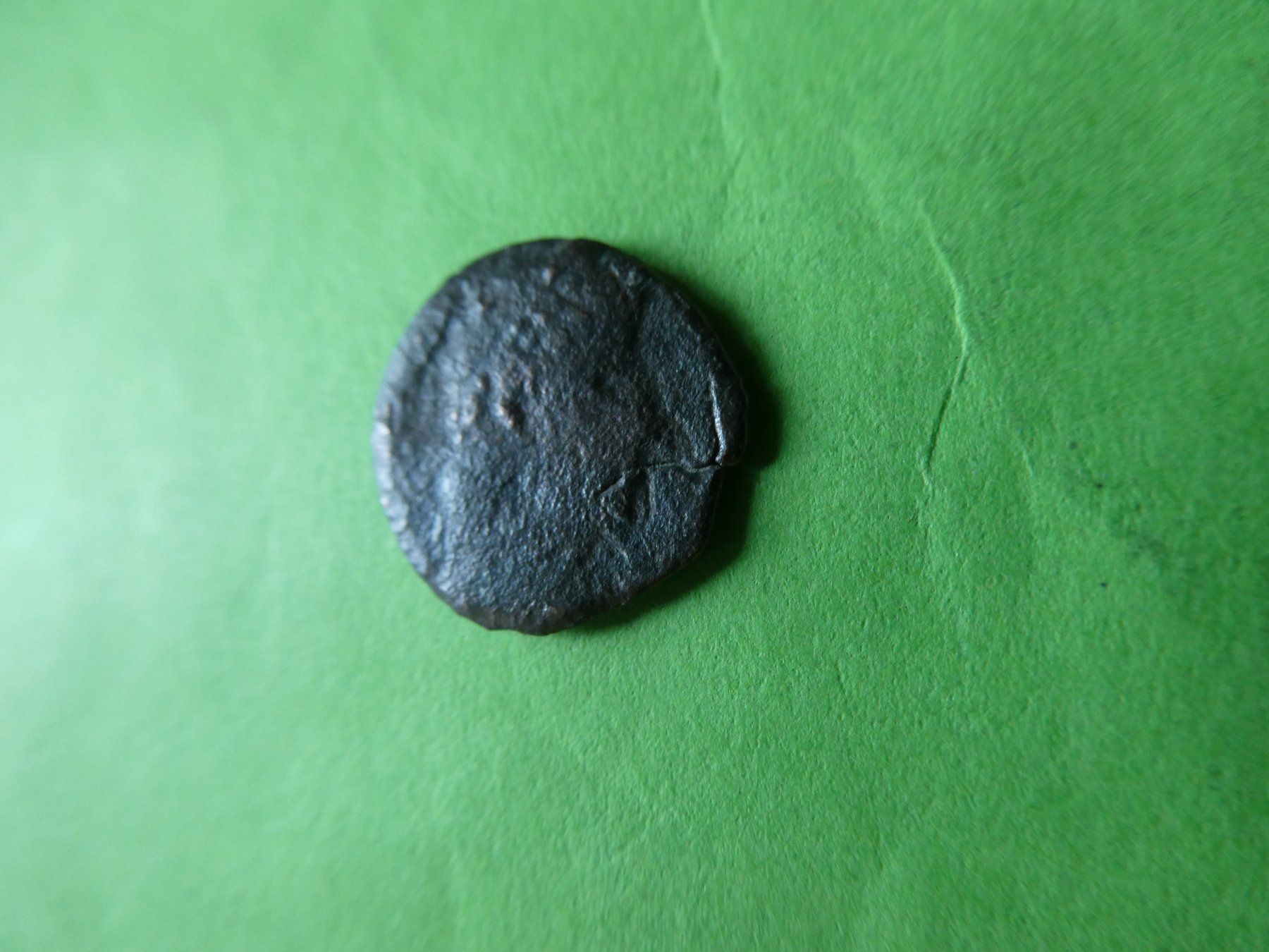 Tutti le monete: uralte Bronzemünze  13 mm     1.02  g – Usato da Hinterforst venduto da Rohusri 1