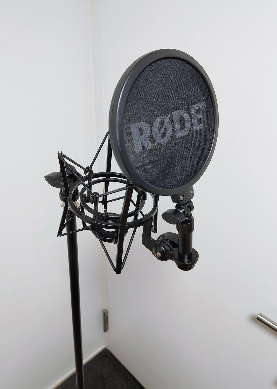 Instrumenten-& Notenständer: Mikrofonständer von Rode mit Popfilter inkl. Halterung – Gebraucht aus Thun von The_Sixx 2