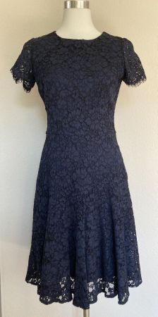 Neues Spitzenkleid Hugo Boss Grösse 36