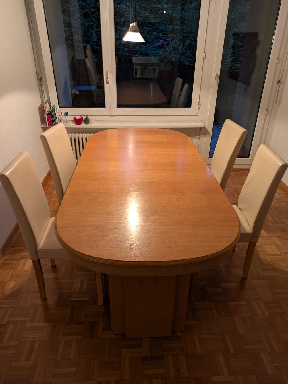 Set di tavolo e panche: Tisch mit 4 Stühlen – Usato da Luzern venduto da NateLee