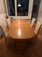 Tisch mit 4 Stühlen