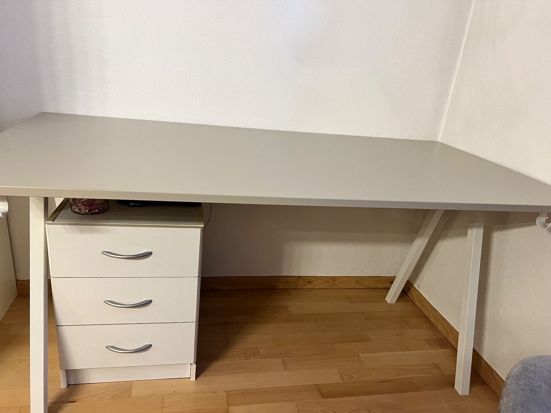 Ikea Schreibtische: Schreibtisch, beige – Gebraucht aus Solothurn von Jasminxara 1