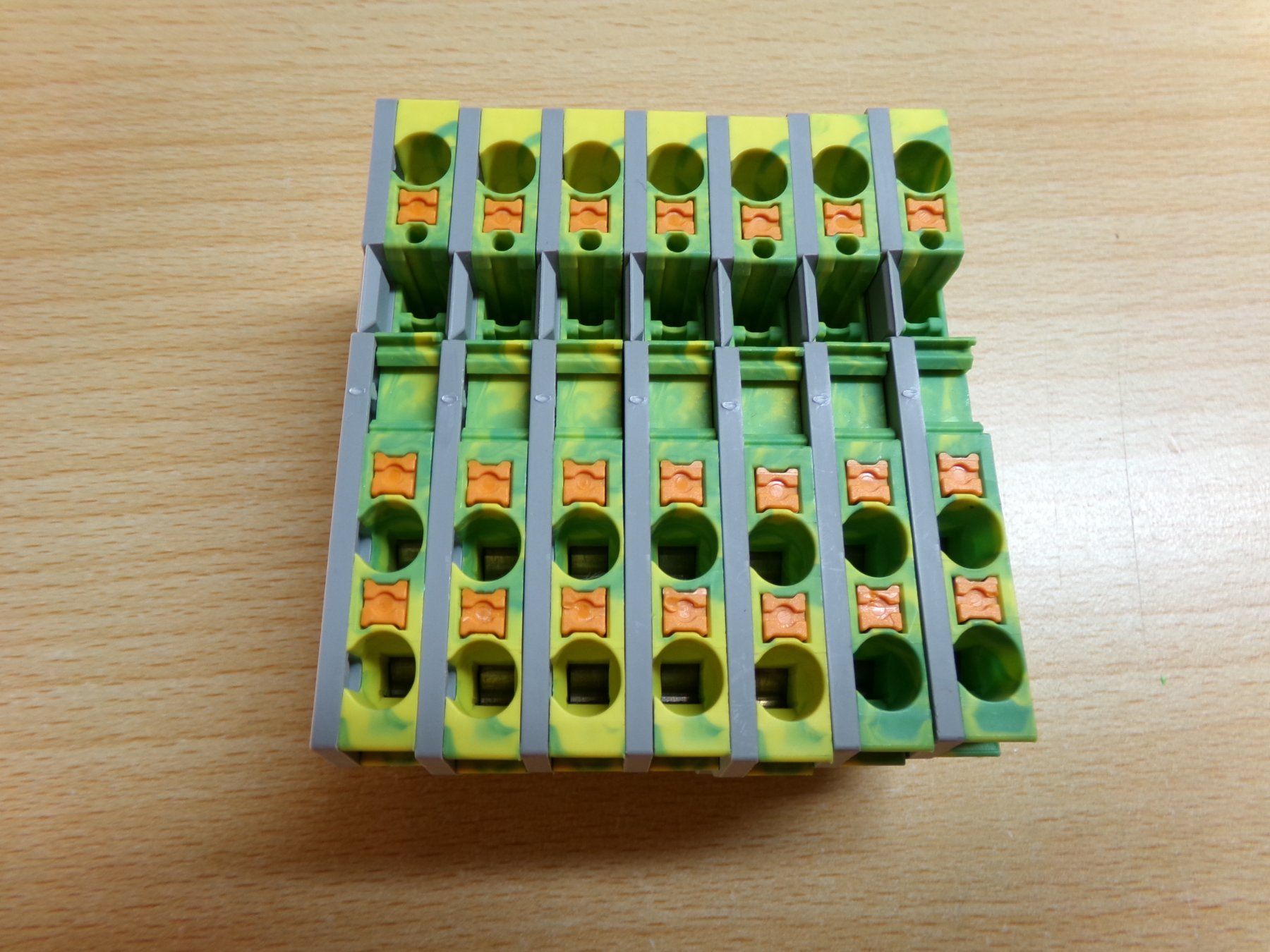 Phoenix Contact Elektronikbauteile: 7 Erdklemmen Phoenix 4mm2 – Gebraucht aus Hombrechtikon von Maloev17