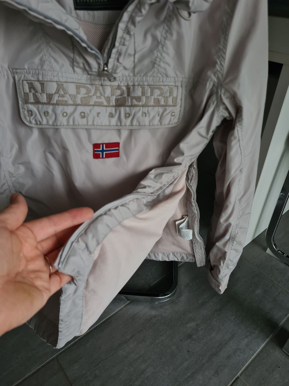 Napapijri Jacken: NAPAPIJRI  Windjacke Größe S Farbe hellgrau – Gebraucht aus Mezzovico von maemy 3