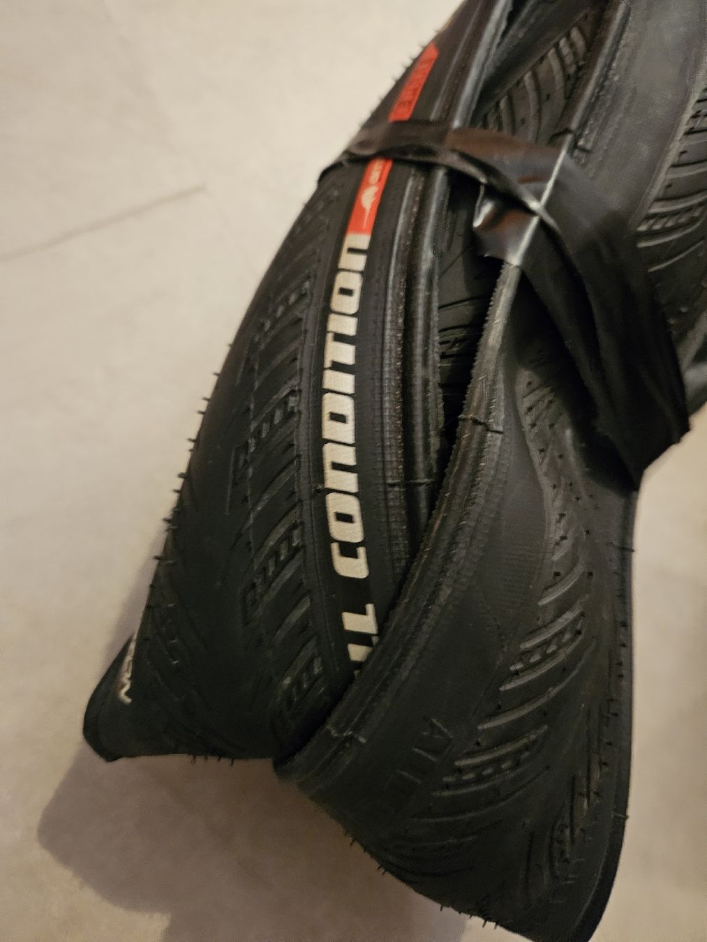 Specialized Pneus & Kompletträder: 700x30 Velopneu Specialized Fahrradreifen – Gebraucht aus Winterthur von diiimiiitriii 1