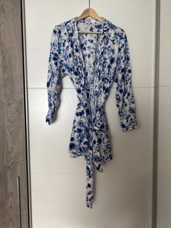 Kleid mit Blumenmuster blau weiss Grösse M H&M