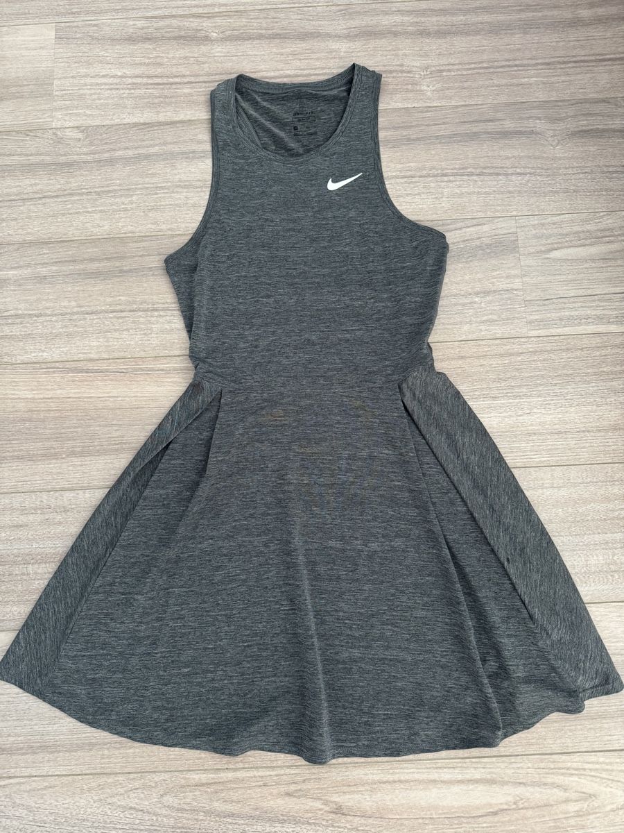Kleider: NIKE Tenniskleid grau Gr. XS – Gebraucht aus Bonstetten von VCLS