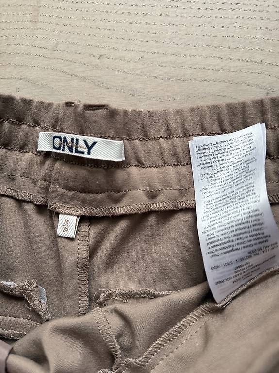 Pantaloni: ONLY Jogger Pants – Usato da Alpnach Dorf venduto da rerifeme 2
