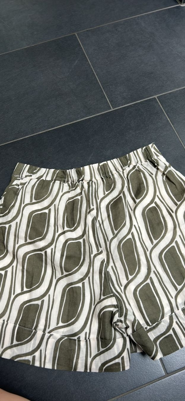 Liu Jo Pantaloni: Sommerliche Liu Jo Shorts mit Muster – Usato da Schwarzenbach SG venduto da spa_28pd 3