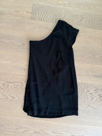 schwarzes Kleid