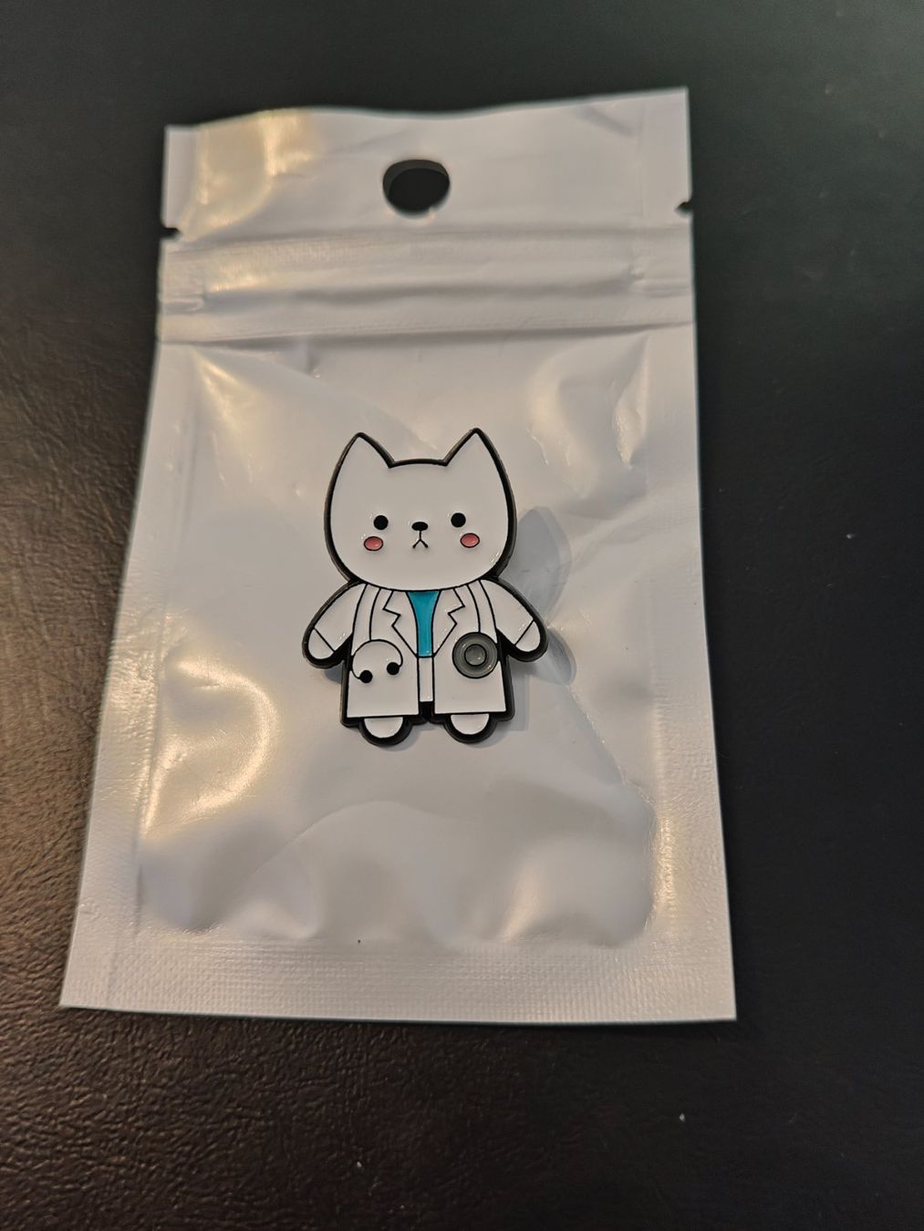 Spille & Fermagli: Katze / Cat / Chat / Gatto Pin – Nuovo e nell'imballaggio originale da Vaglio venduto da Dabia