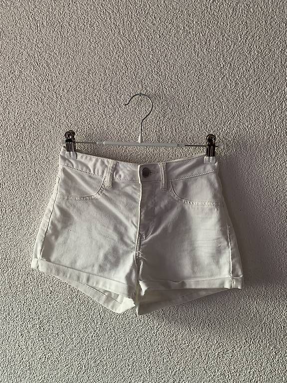 Pantaloni: Weisse Hot Pants – Usato da Wahlen b. Laufen venduto da Jeanine_T