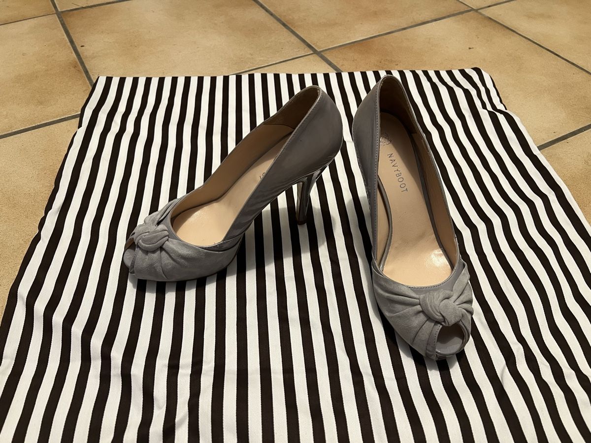 Navyboot Scarpe da donna: Talons gris NAVYBOOT taille 37 bon état – Nuovo (secondo la descrizione) da Arvillard (Salins) venduto da mental0mystique