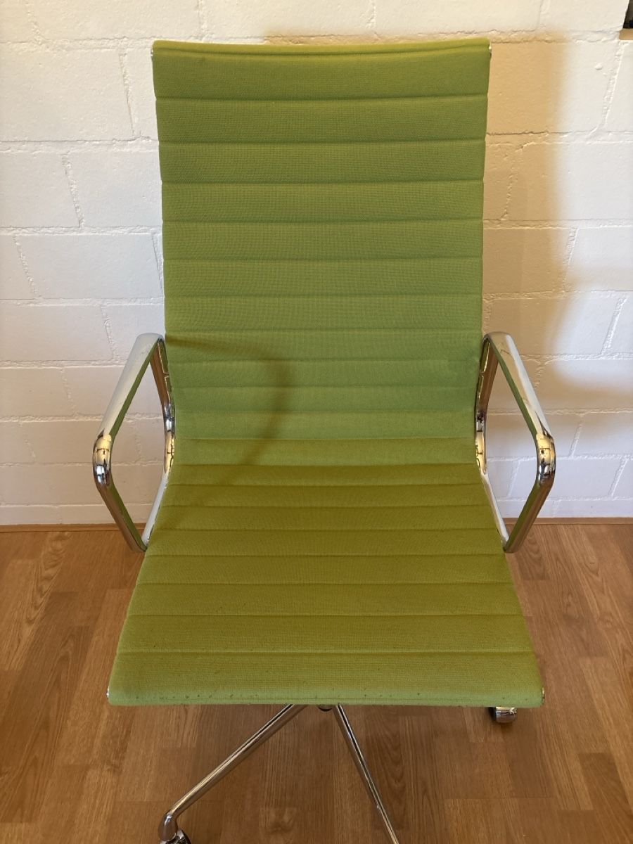 Vitra Sedie: Vitra Eames Alu Chair Hopsack Stoff grün – Usato da Basel venduto da magnummarine 1