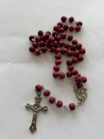 Rosenkranz mit roten Holzperlen und Kruzifix
