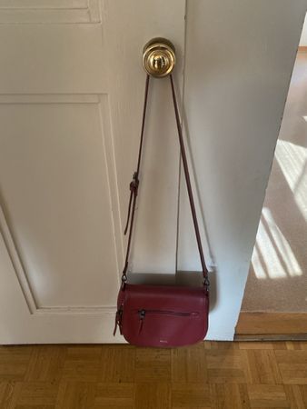 Schicke Handtasche in Weinrot - Perfekt für den Herbst!