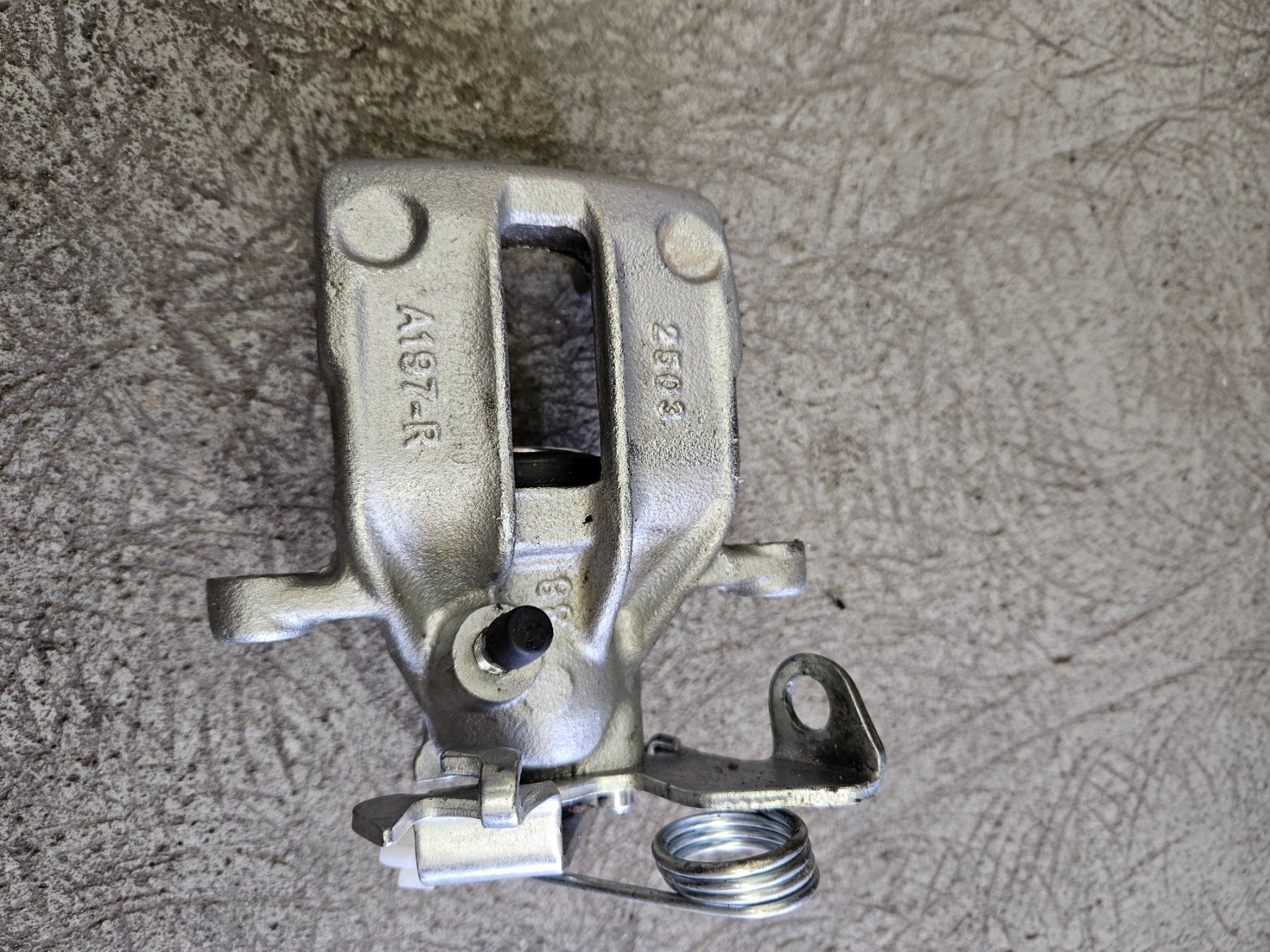 Audi Tutti pezzi di ricambio auto: Audi S4 b5 Bremssattel HR – Nuovo (secondo la descrizione) da Männedorf venduto da go-rs484