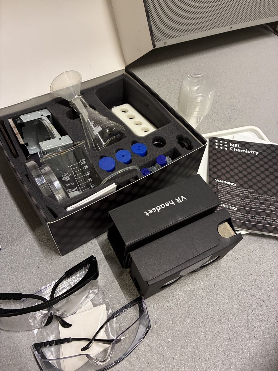 Spiele: MEL Chemistry Experiment Set mit VR-Headset gebraucht – Neu (gemäss Beschreibung) aus Küssnacht am Rigi von bry_9nms 1