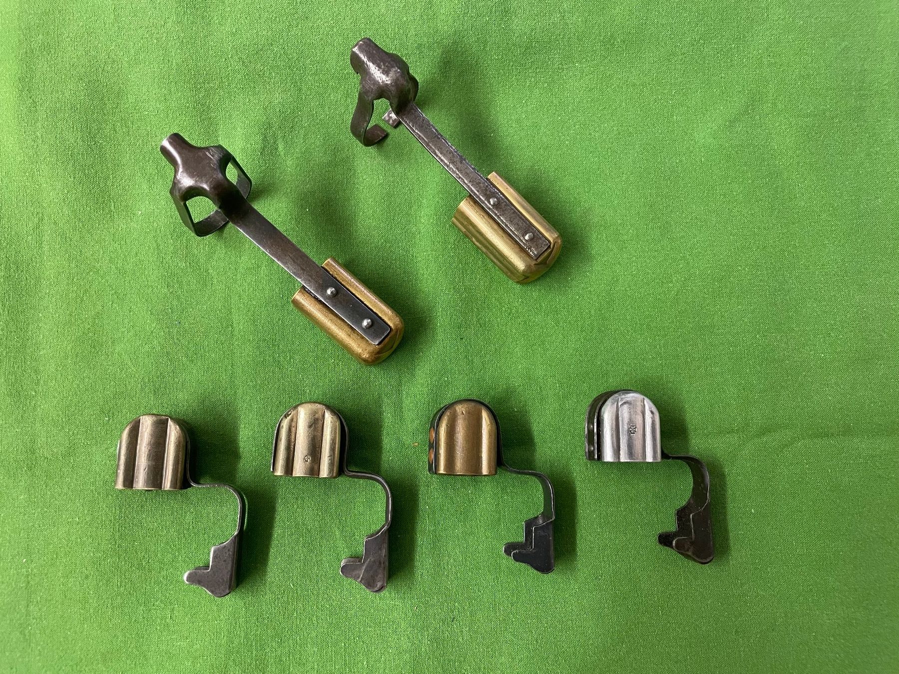 Schweizer Armee Stichwaffen: 6 Laufdeckel, passend zu Schweizer Gewehre – Gebraucht aus Lenggenwil von Aurora-borealis1