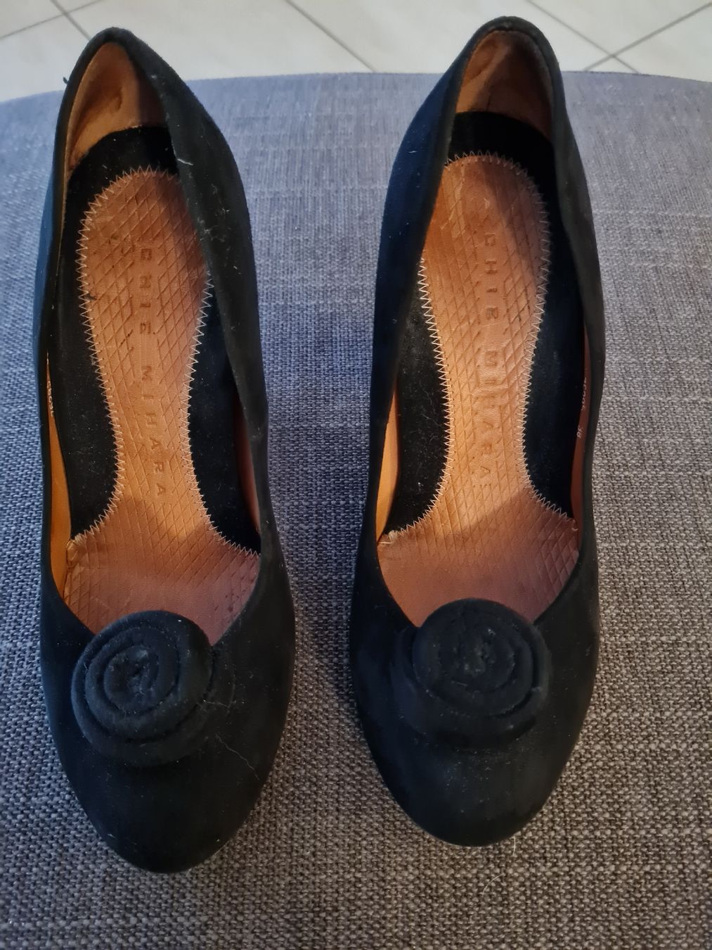 Chie Mihara Scarpe da donna: Escarpins élégants en daim noir, pointure 38 Chie Mihara – Usato da Payerne venduto da wardi11