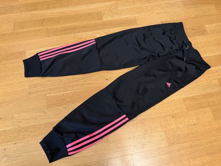 Neue Adidas Trainingshose Grösse 152