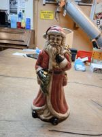 Weihnachtsmann Figur aus Keramik bemalt (V)