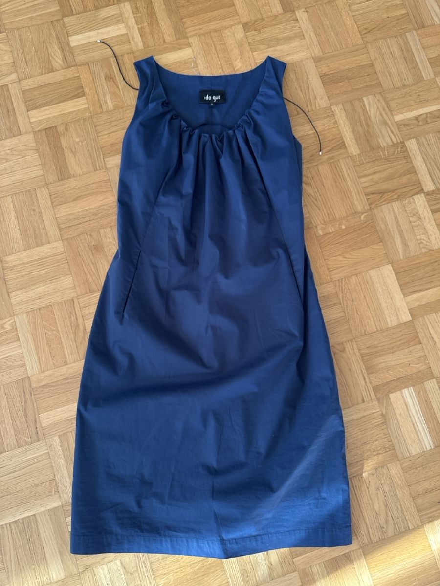 Vestiti: Ida Gut Shift Dress Small – Usato da Fällanden venduto da emilyeheim