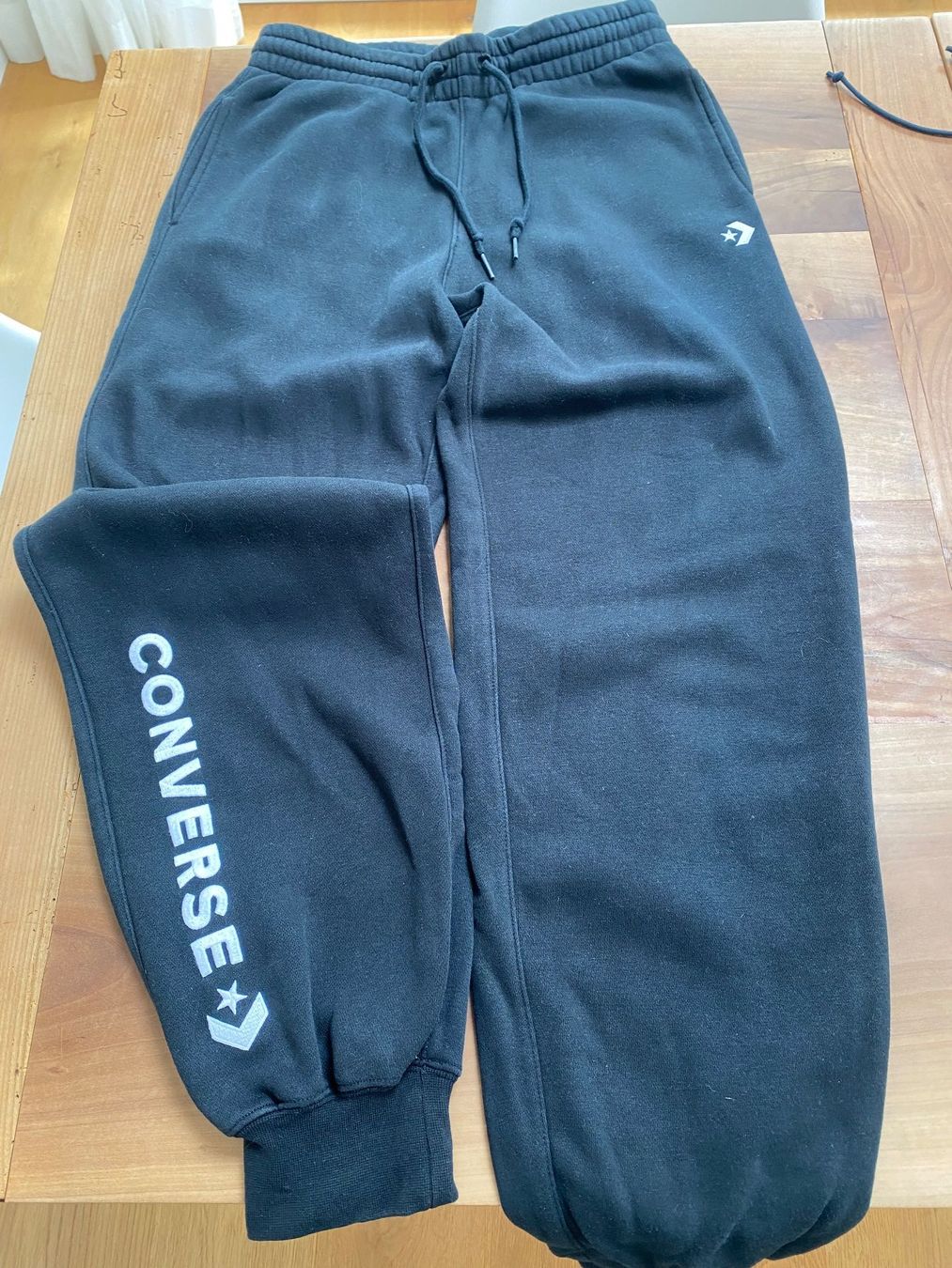 Converse Pantalons: Converse Trainerhose schwarz Grösse S, neuwertig – D'occasion à Wiedlisbach par jupi08