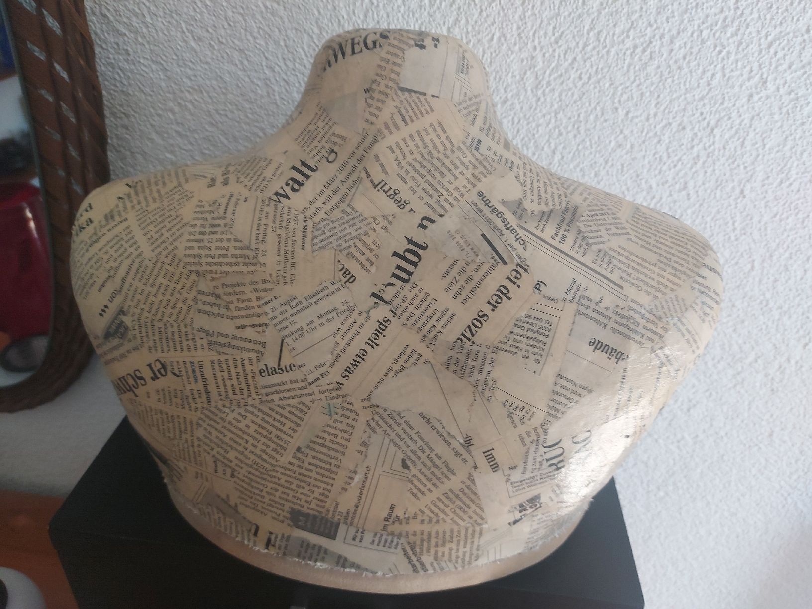 Sculture & Statue: Schmuckständer Torso mit Zeitungspapier beklebt – Usato da Ostermundigen venduto da son_vd9k 1