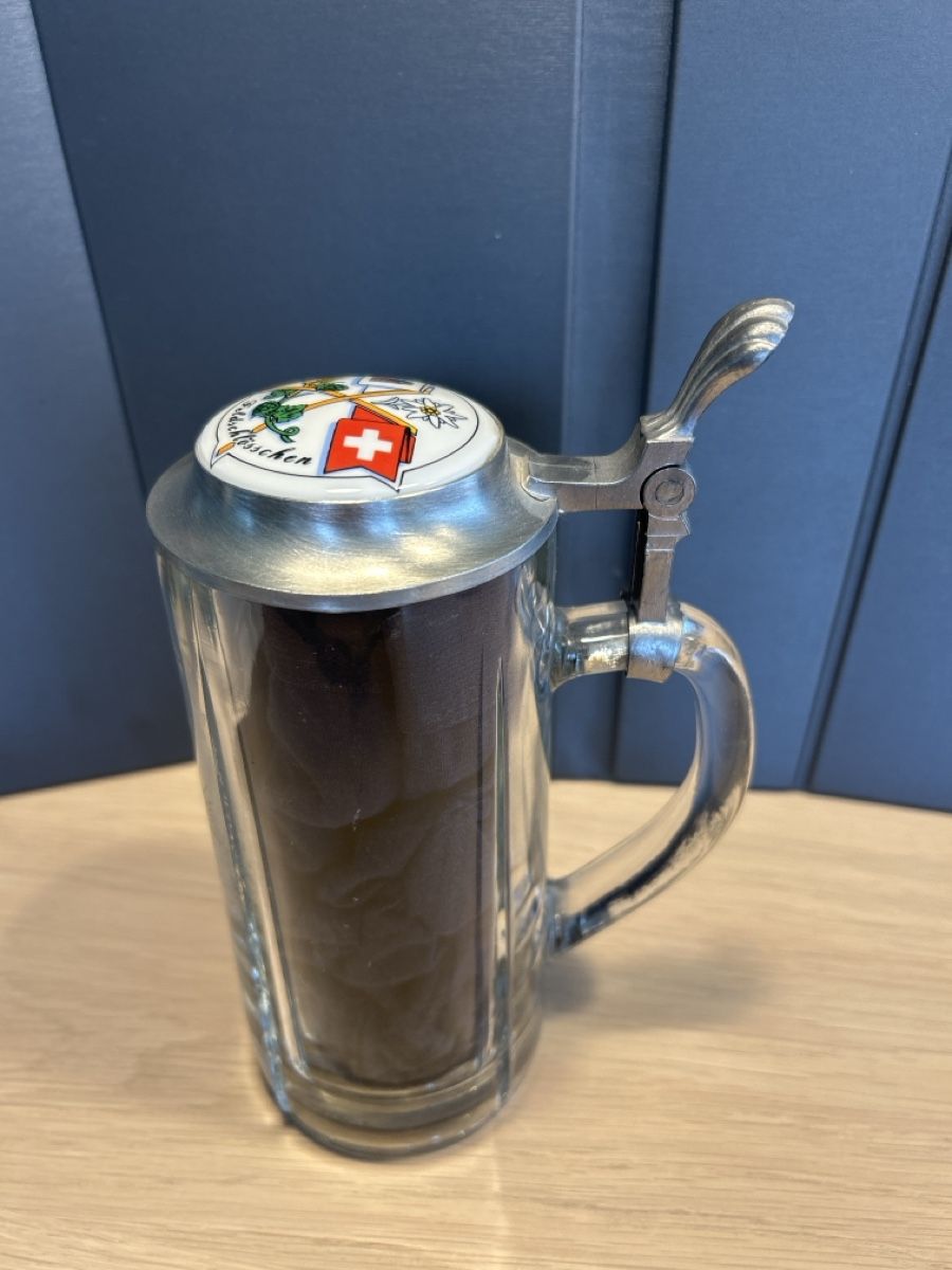 Bicchieri: Bierkrug Feldschlösschen mit Zinndeckel – Usato da Safnern venduto da Susiquattro 1