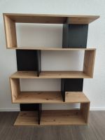 Modernes Regal in Holzoptik mit schwarzen Akzenten