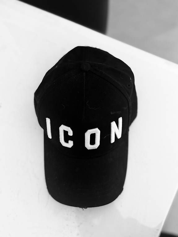Chapeaux, bonnets & casquettes: DSQUARED2 Dsquared hat cappellino, originale e nuovo – D'occasion à Vacallo par bbo_9r85 1