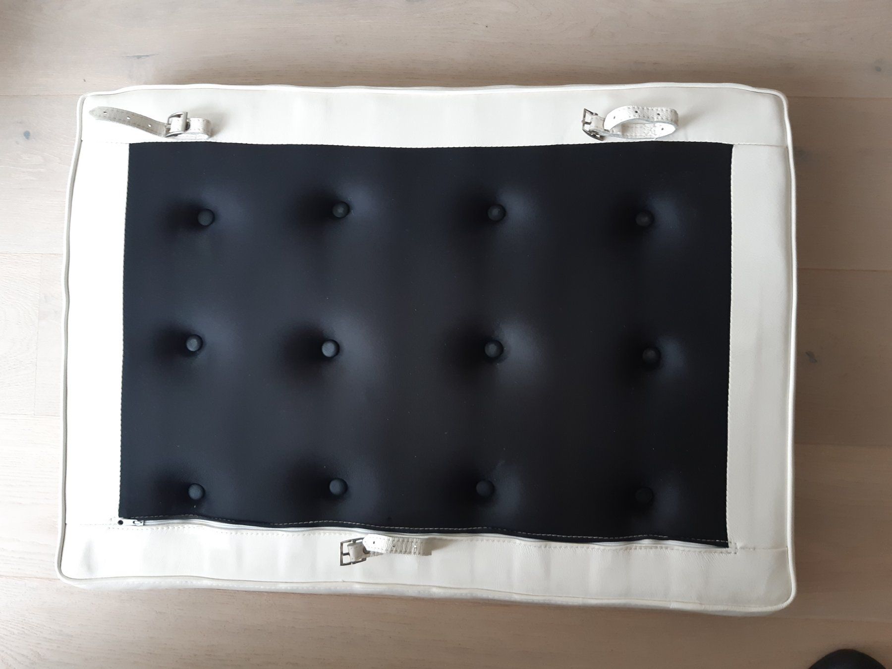 Sessel: Barcelona Chair Replica weiss (ecru) – Gebraucht aus Herrliberg von Air16 8