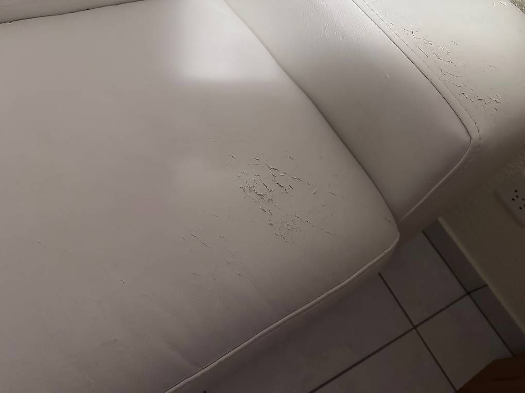 Sofas: Bequemer 2er Sofa weiss Kunstleder  – D'occasion à Hägendorf par AdlerTom 2