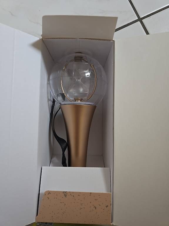 Lampade: ATEEZ lightstick v. 2 – Usato da Büsserach venduto da sobis.trade