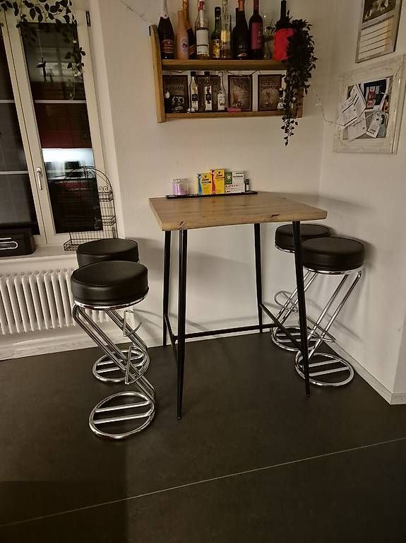 Set di tavolo e panche: Bartisch mit Hockern zu verkaufen – Usato da Winterthur venduto da Danii1999