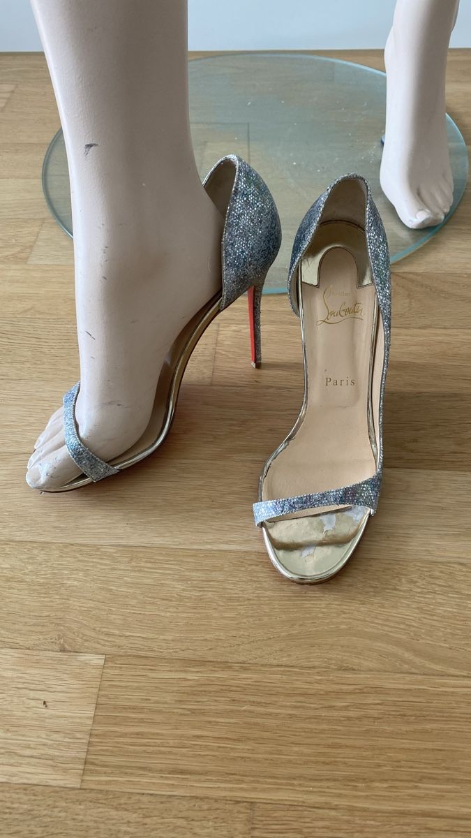 Christian Louboutin Scarpe da donna: CHRISTIAN LOUBOUTIN GLITTER SILVER PUMPS – Nuovo (secondo la descrizione) da Walchwil venduto da Finibaci 1