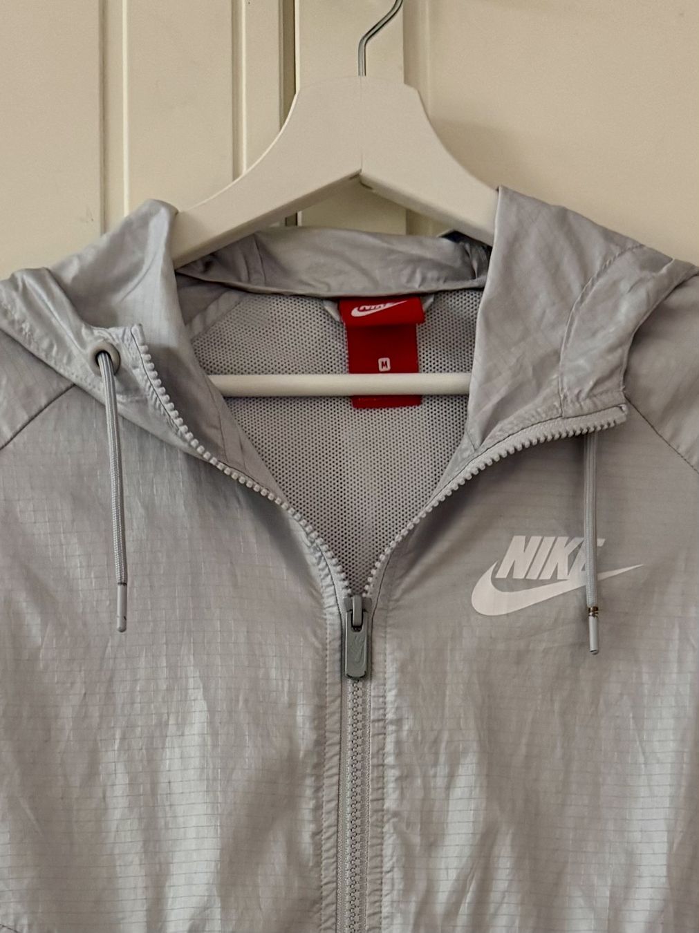 Nike Giacche: Nike WindbreakerJacket, Silver & White, Women's Size M – Usato da Bülach venduto da Bloom_Witch 3