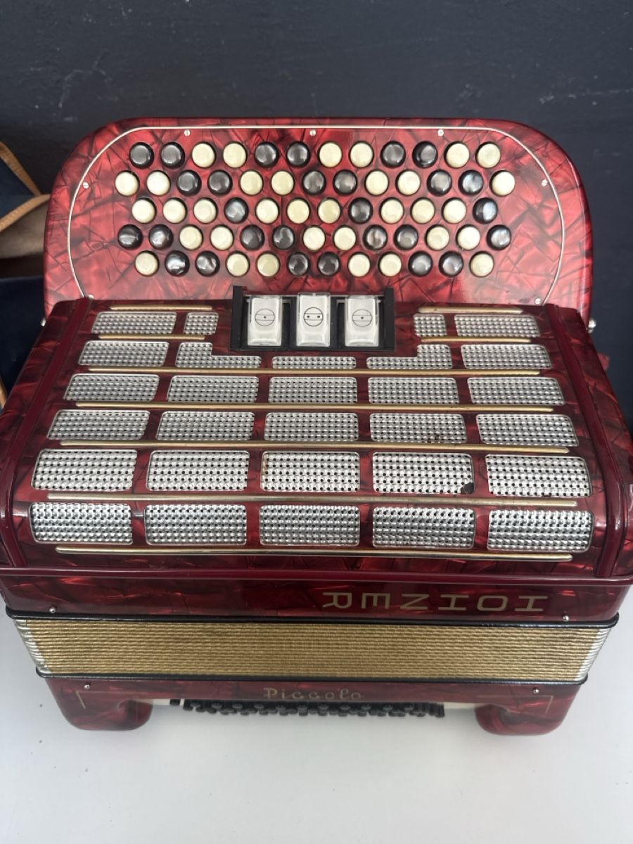 Musikinstrumente: Hohner Piccolo Akkordeon rot gebraucht – Gebraucht aus Näfels von Meelis 1