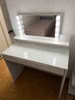 Schminktisch mit Spiegel und Licht