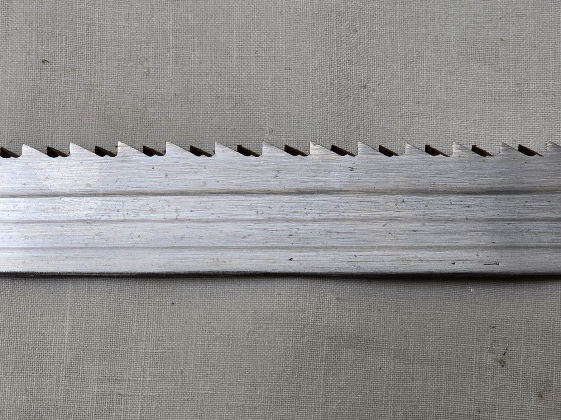 Schweizer Armee Stichwaffen: Bajonett mit Sägerücken, mit Gurt – Gebraucht aus Uster von  8