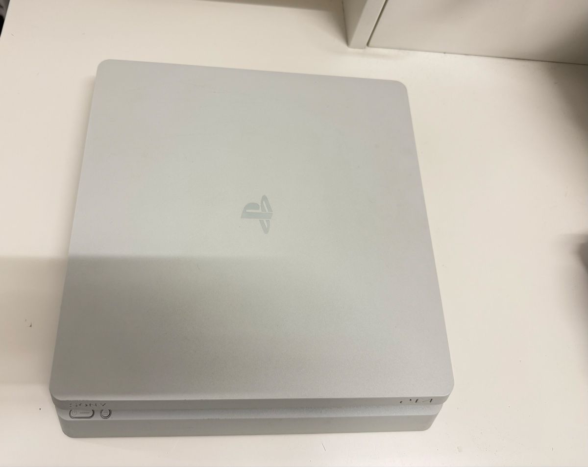 Sony Console:  PS 4 Konsole mit Controller – Usato da Wängi venduto da kra_cd9d 2