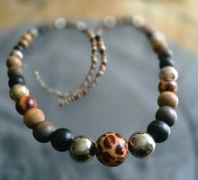 Trendige Halskette mit Holz- und Leopardenmuster