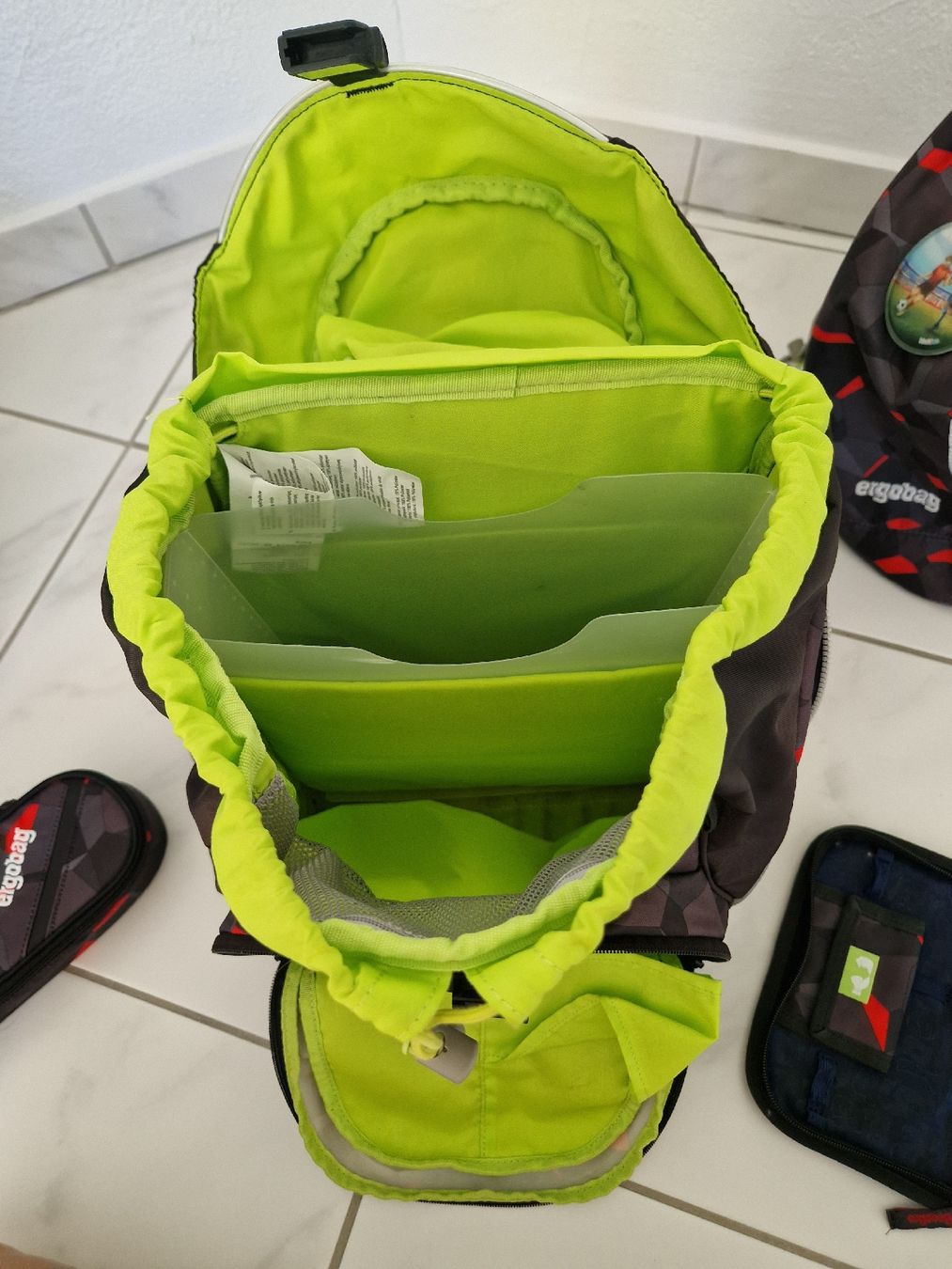 Ergobag Borse & Zaini: Ergobag Schulranzen Set mit 2x Etui und Turnrucksack – Usato da Schindellegi venduto da COIFFY 5