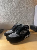 Schwarze/Graue Sneakers LV